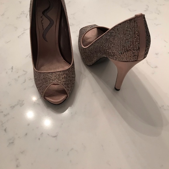 Nina beige satin/glitter 4” size 6 dressy heels - Picture 4 of 7